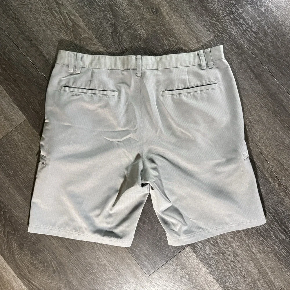 IZOD Golf Gray Straight Shorts Men's Size 38